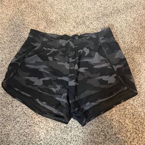 Athleta Printed Mesh Racer Run Black and Gray Camo Short, Size M